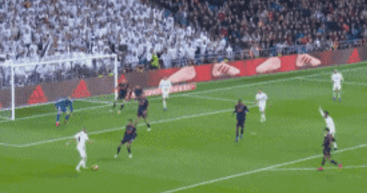 阿斯顿维拉在埃梅里带领下强势冲击英超争冠，与阿森纳激烈争夺榜首。