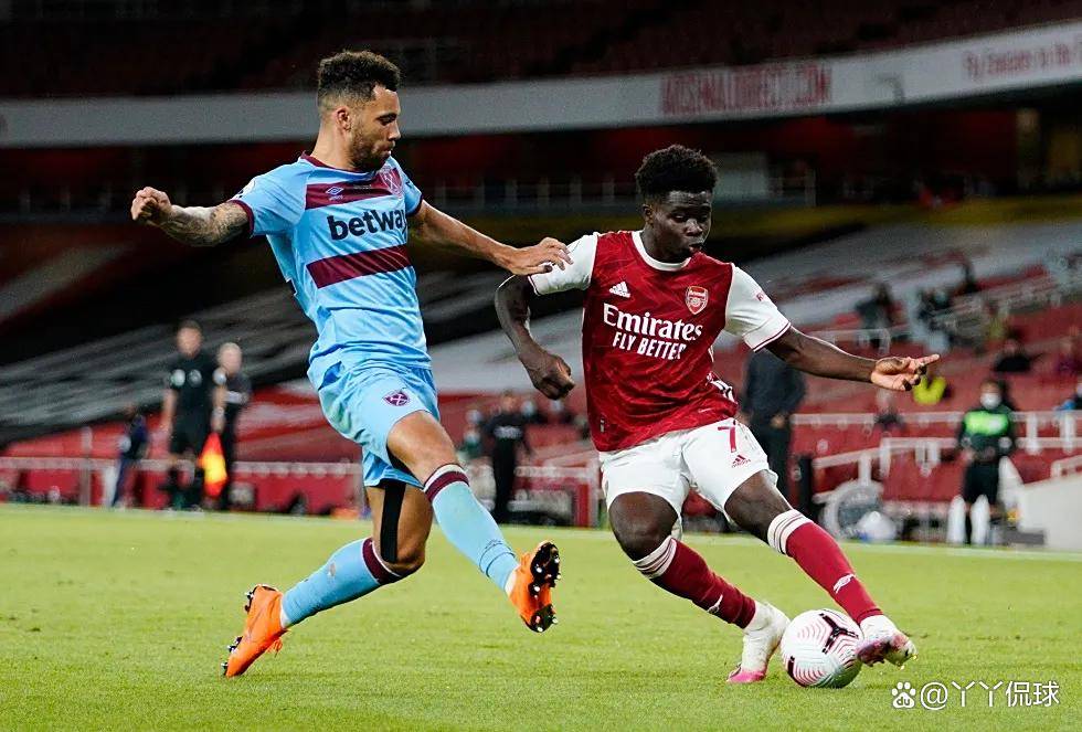 队友接连被罚下！维尼修斯讽刺裁判：多来点红牌吧！